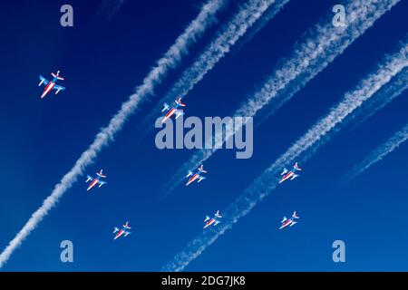 Des avions de chasse de la Force aérienne française survolent l'Islande et le Groenland en route pour survoler le port de New York le samedi 25 mars 2017. Les huit Alpha Jets de la Patrouille de France ont traversé le ciel, faisant des dessins avec des feux rouges, blancs et bleus. Les avions étaient accompagnés d'un Airbus A400 et de deux autres avions Alpha qui documenteront la mission. Les responsables disent que l'événement a été organisé pour commémorer le 100e anniversaire de l'entrée des États-Unis dans la première Guerre mondiale et pour réaffirmer les liens historiques entre la France et les États-Unis. La migration a été le premier appeara du groupe français Banque D'Images