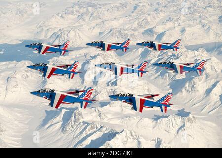 Des avions de chasse de la Force aérienne française survolent l'Islande et le Groenland en route pour survoler le port de New York le samedi 25 mars 2017. Les huit Alpha Jets de la Patrouille de France ont traversé le ciel, faisant des dessins avec des feux rouges, blancs et bleus. Les avions étaient accompagnés d'un Airbus A400 et de deux autres avions Alpha qui documenteront la mission. Les responsables disent que l'événement a été organisé pour commémorer le 100e anniversaire de l'entrée des États-Unis dans la première Guerre mondiale et pour réaffirmer les liens historiques entre la France et les États-Unis. La migration a été le premier appeara du groupe français Banque D'Images