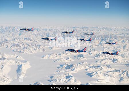 Des avions de chasse de la Force aérienne française survolent l'Islande et le Groenland en route pour survoler le port de New York le samedi 25 mars 2017. Les huit Alpha Jets de la Patrouille de France ont traversé le ciel, faisant des dessins avec des feux rouges, blancs et bleus. Les avions étaient accompagnés d'un Airbus A400 et de deux autres avions Alpha qui documenteront la mission. Les responsables disent que l'événement a été organisé pour commémorer le 100e anniversaire de l'entrée des États-Unis dans la première Guerre mondiale et pour réaffirmer les liens historiques entre la France et les États-Unis. La migration a été le premier appeara du groupe français Banque D'Images