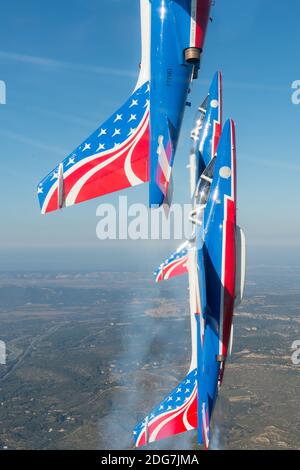 Des avions de chasse de l'Armée de l'Air française font une survol coloré du port de New York le samedi 25 mars 2017. Les huit Alpha Jets de la Patrouille de France ont traversé le ciel, faisant des dessins avec des feux rouges, blancs et bleus. Les avions étaient accompagnés d'un Airbus A400 et de deux autres avions Alpha qui documenteront la mission. Les responsables disent que l'événement a été organisé pour commémorer le 100e anniversaire de l'entrée des États-Unis dans la première Guerre mondiale et pour réaffirmer les liens historiques entre la France et les États-Unis. L'autosurvol a été la première apparition du groupe français en Amérique du Nord Banque D'Images
