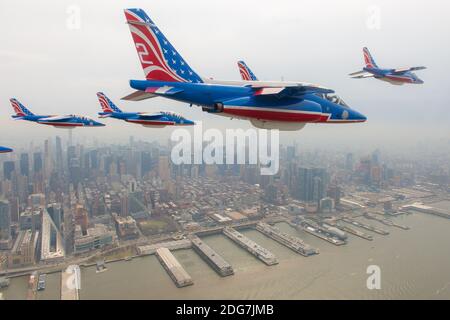Des avions de chasse de l'Armée de l'Air française font une survol coloré du port de New York le samedi 25 mars 2017. Les huit Alpha Jets de la Patrouille de France ont traversé le ciel, faisant des dessins avec des feux rouges, blancs et bleus. Les avions étaient accompagnés d'un Airbus A400 et de deux autres avions Alpha qui documenteront la mission. Les responsables disent que l'événement a été organisé pour commémorer le 100e anniversaire de l'entrée des États-Unis dans la première Guerre mondiale et pour réaffirmer les liens historiques entre la France et les États-Unis. L'autosurvol a été la première apparition du groupe français en Amérique du Nord Banque D'Images