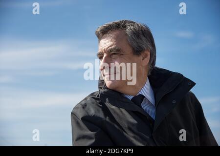 L'ancien Premier ministre français et les Républicains (LR) candidat aux prochaines élections présidentielles François Fillon se tient à bord d'un bateau de pêche lors d'une visite le 27 mars 2017 dans le port du Croisic, dans l'ouest de la France. / PHOTO AFP / PHOTO DE LA PISCINE ET DE L'AFP / JEAN-SÉBASTIEN EVRARD Banque D'Images