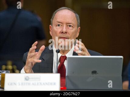 Le général de l'armée des États-Unis (retraité) Keith B. Alexander, ancien directeur de l'Agence nationale de sécurité (DIRNSA), ancien chef du Service central de sécurité (CHCSS) et ancien commandant du Cyber Command des États-Unis, Et l'actuel président-directeur général d'IronNet Cybersecurity, fait sa déclaration d'ouverture lorsqu'il témoigne devant le comité spécial du Sénat américain sur les renseignements, qui a mené une audience publique intitulée « information: A Primer in Russian Active Measures and influence Campaigns » à Capitol Hill à Washington, DC, Etats-Unis ? Le jeudi 30 mars 2017. Photo de Ron Sachs/CNP/ABACA Banque D'Images