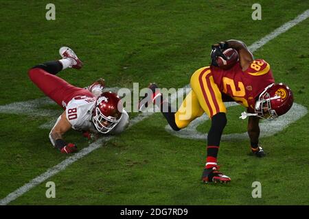 Southern California Trojans Wide Receiver Tyler Vaughn (28) élude Washington Les Cougars d'État fin défensive Brennan Jackson (80) pendant une NCAA pied de lit Banque D'Images