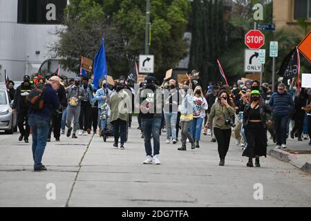 Des manifestants se rassemblent chez le maire de Los Angeles, Eric Garcetti. Le lundi 7 décembre 2020, à Los Angeles. Des manifestants ont été à l'extérieur du Getty Banque D'Images