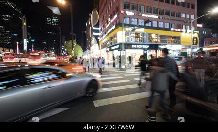 Piétons sur passage piétons dans la nuit de Séoul, Corée du Sud Banque D'Images