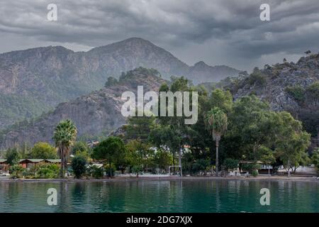 Magnifique paysage de montagne idyllique mer. Paysage de montagne incroyable sur le ciel nuageux, fond naturel de voyage en plein air. Magnifique paysage avec Mo Banque D'Images
