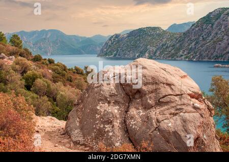 Magnifique paysage de montagne idyllique mer. Paysage de montagne incroyable sur le ciel nuageux, fond naturel de voyage en plein air. Grand rocher dans le f Banque D'Images