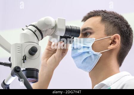 Médecin à l'aide d'un microscope Banque D'Images