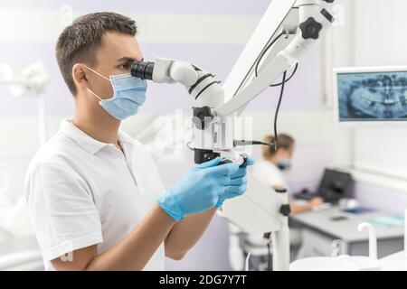 Dentiste à l'aide de microscope Banque D'Images