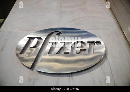 New York, États-Unis. 3 décembre 2020. Le logo Pfizer Inc, société pharmaceutique multinationale américaine, a été vu à New York. Le stock de Pfizer a augmenté le 9 novembre 2020 avant l'ouverture du marché de Wall Street après que la société a annoncé que son vaccin était « 90 % efficace » contre les infections à Covid-19. Les nouvelles ont acclamé les marchés dans le monde entier, en particulier à mesure que les cas de coronavirus sont en hausse, forçant des millions de personnes à se reverrouiller. Crédit : John Nacion/SOPA Images/ZUMA Wire/Alay Live News Banque D'Images
