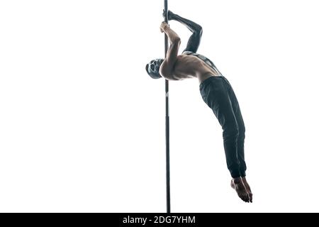 Homme pole dancer avec body-art sur pylône Banque D'Images