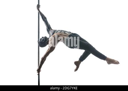 Homme pole dancer avec body-art sur pylône Banque D'Images