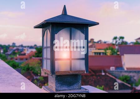 Lumière de rue lumineuse sur le toit avec vue sur la ville. Bali, Indonésie Banque D'Images