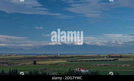 Paysage avec le ciel, les nuages, les terres agricoles et le Mont Olympe Banque D'Images