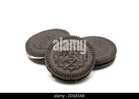 Biscuits au chocolat avec garniture à la crème vanille Banque D'Images