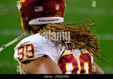 Pittsburgh, PA, États-Unis. 7 décembre 2020. Le casque Chase Young #99 a la matière Black Lives écrite sur le dos de lui pendant le Pittsburgh Steelers vs le Washington football Team match à Heinz Field à Pittsburgh, PA. Jason Pohuski/CSM/Alamy Live News crédit: CAL Sport Media/Alamy Live News Banque D'Images