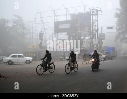 Kolkata, Inde. 08 décembre 2020. Le brouillard a couvert toute la ville lors de la session d'hiver à Kolkata. (Photo de Sudipta Das/Pacific Press) crédit: Pacific Press Media production Corp./Alay Live News Banque D'Images