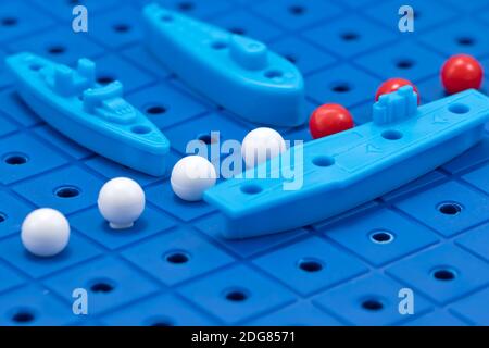 Jouets de navires de guerre et un sous-marin alignés pour jouer Un jeu de société Banque D'Images