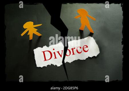 Morceau de papier déchiré avec texte de divorce et couple de papier chiffres Banque D'Images