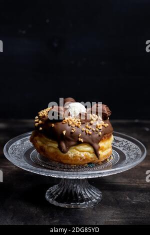 Barre de bonbons au chocolat avec beignets et arachides Banque D'Images
