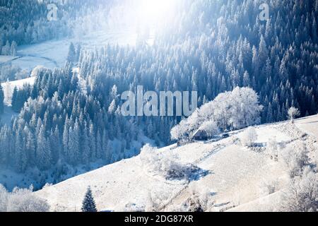 Paysage d'hiver fantastique avec maison en bois dans les montagnes enneigées. Concept vacances de Noël et vacances d'hiver Banque D'Images