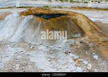 Sponge Geyser semble toujours bouillir sur la couleur du bord et l'écoulement est déterminé par les cyanobactéries, en fonction de la température de l'eau. Banque D'Images