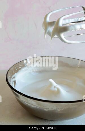 Mixeur plongeant électrique avec crème fouettée. Banque D'Images