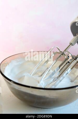 Mixeur plongeant électrique avec crème fouettée. Banque D'Images