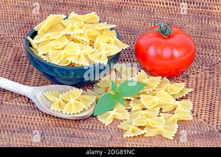 Pasta, Farfalle, Teigwaren , Nudeln, Tomate, Basilikum Banque D'Images