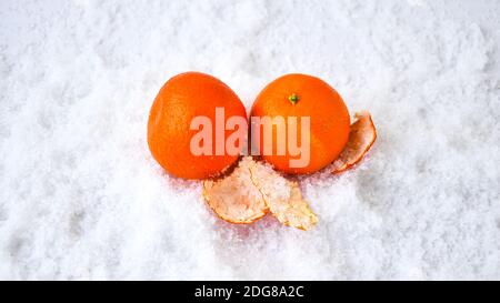 Mandarines fraîches, oranges, pomelo, kumquat, kinkan sur neige blanche. Fond d'agrumes mûrs. Symbole du nouvel an et de Noël Banque D'Images