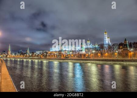 Superbe vue de la nuit de Kremlin dans l'hiver, Moscou, Russie Banque D'Images