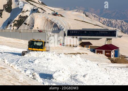 Sochi Rosa Khutor station de ski au sommet le 29 avril 2018. Magnifique paysage de montagne. Infrastructure de la station de ski. Machine d'étanchéité à la neige au niveau du Banque D'Images