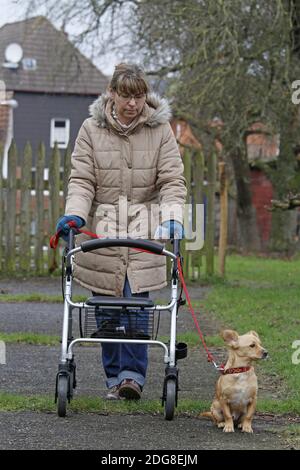 Femme avec marcheur à roulettes et chien Banque D'Images