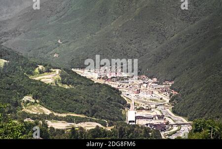 Paysage de montagne avec vue sur les pistes de complexe. Banque D'Images