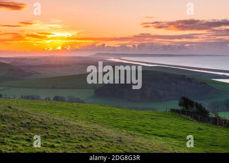 Abbotsbury, Dorset, Royaume-Uni. 8 décembre 2020. Météo Royaume-Uni. Vue vers la chapelle Sainte-Catherine au lever du soleil à Abbotsbury, dans Dorset, par une matinée froide. Crédit photo : Graham Hunt/Alamy Live News Banque D'Images