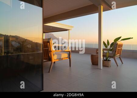 Patio de luxe avec vue sur l'océan au coucher du soleil Banque D'Images