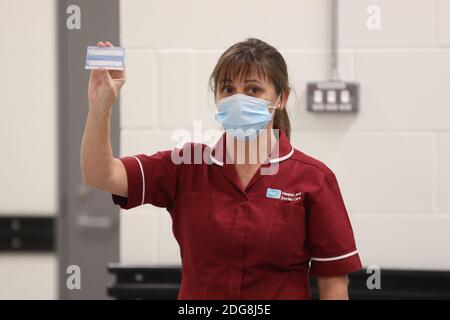 La consœur Lisa McCulloch, éducatrice clinique, détient une fiche de vaccination alors qu'elle parle au personnel médical avant la livraison des premiers Jabs de vaccin Pfizer/BioNTech Covid-19 en Irlande du Nord, au Royal Victoria Hospital, à Belfast, Le premier jour du plus grand programme de vaccination de l'histoire du Royaume-Uni. Les travailleurs à domicile, le personnel du NHS et les personnes âgées de 80 ans et plus commenceront à recevoir le jab dès mardi. Banque D'Images