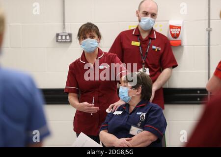 La consœur Lisa McCulloch, éducatrice clinique, s'adresse au personnel médical avant la livraison des premiers vaccins Pfizer/BioNTech Covid-19 en Irlande du Nord, au Royal Victoria Hospital, à Belfast, le premier jour du plus important programme d'immunisation de l'histoire du Royaume-Uni. Les travailleurs à domicile, le personnel du NHS et les personnes âgées de 80 ans et plus commenceront à recevoir le jab dès mardi. Banque D'Images