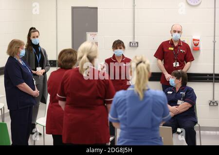 La consœur Lisa McCulloch, éducatrice clinique, s'adresse au personnel médical avant la livraison des premiers vaccins Pfizer/BioNTech Covid-19 en Irlande du Nord, au Royal Victoria Hospital, à Belfast, le premier jour du plus important programme d'immunisation de l'histoire du Royaume-Uni. Les travailleurs à domicile, le personnel du NHS et les personnes âgées de 80 ans et plus commenceront à recevoir le jab dès mardi. Banque D'Images