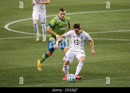 Le milieu de terrain du Minnesota United Ethan Finlay (13) contrôle le ballon contre Seattle Sounders fait avancer Jordan Morris (13) au cours de la première moitié De la MLS W Banque D'Images