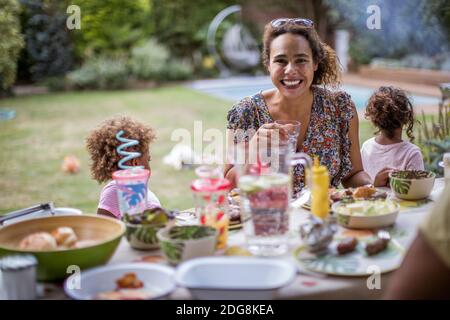 Portrait bonne mère appréciant barbecue d'été avec la famille sur le patio Banque D'Images