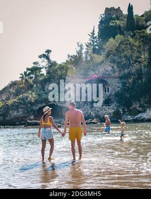 Isola Bella petite île près de Taormina, Sicile, Italie. Un sentier étroit relie l'île au continent, la plage de Taormina est entourée d'eaux azurées de la mer Ionienne. Sicile Italie Banque D'Images