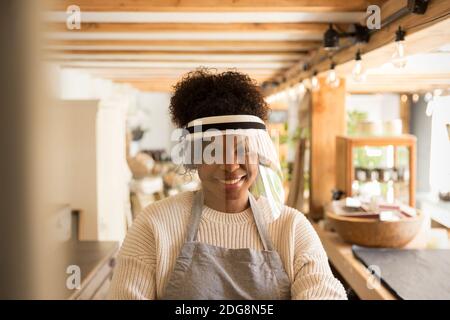 Portrait bonne femme propriétaire de magasin portant un écran facial Banque D'Images