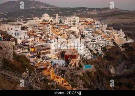 FIRA, Santorini, Grèce - 21 juillet 2004 : chute de nuit sur Fira, la ville principale de Santorini (ou Thira) île dans les Cyclades Banque D'Images