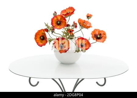 Vase de coquelicots rouge est sur une table à café, isolé sur fond blanc Banque D'Images