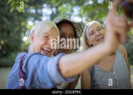 Des femmes heureuses et âgées se sont emprises de selfie dans le parc Banque D'Images