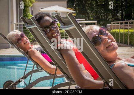 Portrait Happy senior femmes amis bains de soleil dans les chaises longues Banque D'Images