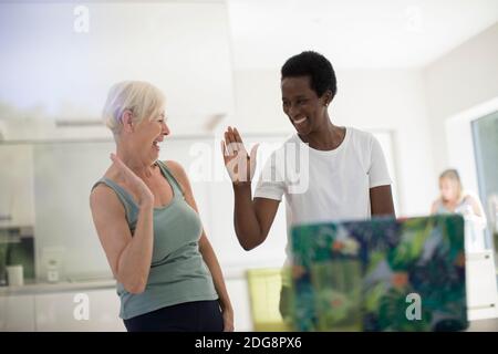 Des femmes âgées heureuses et heureuses après un entraînement en ligne Banque D'Images