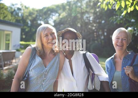 Portrait espiègle senior femmes amis dans le jardin ensoleillé d'été Banque D'Images